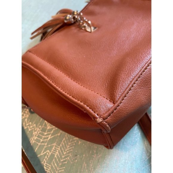 Tan cross-body purse with stylish tassels and many organizing compartments NEW - Picture 11 of 15